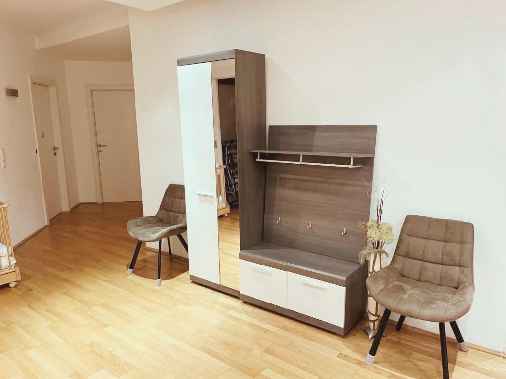 Taferne In Koestendorf - Ferienwohnung Monteurzimmer Neumarkt am Wallersee Bagian luar foto